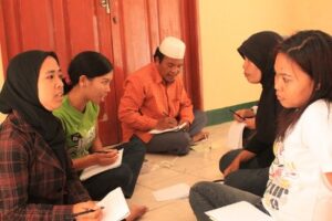 Yanti, pegiat PPK Mataram saat memfasilitasi pelatihan pewrtaan buruh migran di Lombok Barat