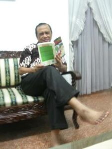 Busyro Muqoddas, Wakil Ketua KPK saat membaca buku "99 Surat Kerinduan untuk PRESIDEN" karya Buruh Migran Indonesia