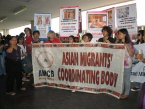 Suasana saat buruh migran anggota Asian Migrants' Coordinating Body (AMCB) melakukan aksi demo di depan kantor Imigrasi Hong Kong untuk menuntut penghapusan kewajiban tinggal di rumah majikan bagi PLRT.