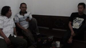Farouk (kiri), BMI Korea Selatan asal Yogyakarta, saat belajar video streaming bersama Yossy Suparyo (tengah), dan Muhammad Khayat (kanan) di redaksi PSD-BM