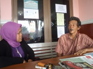 Sumitro, orang tua almarhumah Rina saat ditemui Narsidah, Pegiat Seruni Banyumas di Balai Desa Ajibarang Kulon