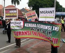 Aksi para pegiat buruh migran, baik mantan TKI maupun keluarga saat mmperingati Hari Buruh.