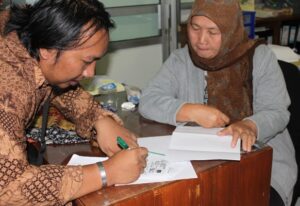 Tampak Pegiat PSDBM, saat mengantar surat permintaan informasi di BP3TKI Yogyakarta