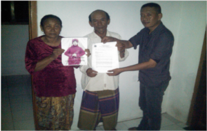 Saenah (kiri) dan Sunanta (tengah), orang tua TKW a.n Mainah, serta Jihun, Koordinator Advokasi DPC SBMI Indramayu, saat menunjukan foto Mainah serta surat pemberitahuan dari Kemlu