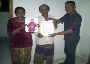 Ibu Saenah, Bapak Sunanta (orang tua Mainah)serta Jihun Koordinator Advokasi DPN SBMI Indramayu, menunjukan foto Mainah serta surat pemberitahuan dari Kementerian Luar Negeri.