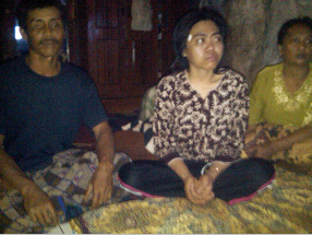 Foto Ermayanti beserta kedua orangtuanya (13 Mei 2013).