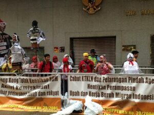 Orasi di depan KJRI Hong Kong, warnai aksi May Day BMI Hong Kong. Mereka juga mengajukan tuntutan pada Presiden Susilo Bambang Yudhoyono.