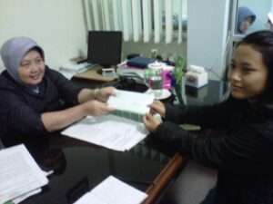 Nisrina saat menyerahkan surat KIP kepada PPID BP3TKI Yogyakarta