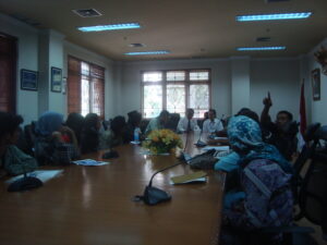 Tampak suasana audiensi kasus-kasus TKI yang dilakukan SBMI Indramayu dan kelurga korban di Kementerian Luar Negeri