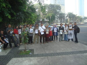 Aksi para pegiat buruh migran dan keluarga buruh migran asal Jawa Barat. Kegiatan ini dilakukan di sekitar bundaran Hotel Indonesia (26/6/13).