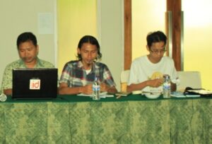 Syamsul (tengah),anggota SBMI Indramayu saat mengikuti lokakarya KIP BMI