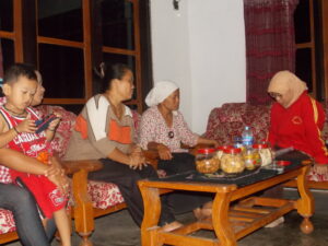 Sri Mulyani dari BNP2TKI saat mengunjungi Kelompok TKI di Banyuwangi