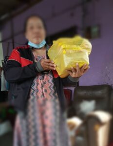 Pekerja Migran Indonesia Terdampak PKP di Malaysia Menerima Bantuan dari Komunitas Serantau